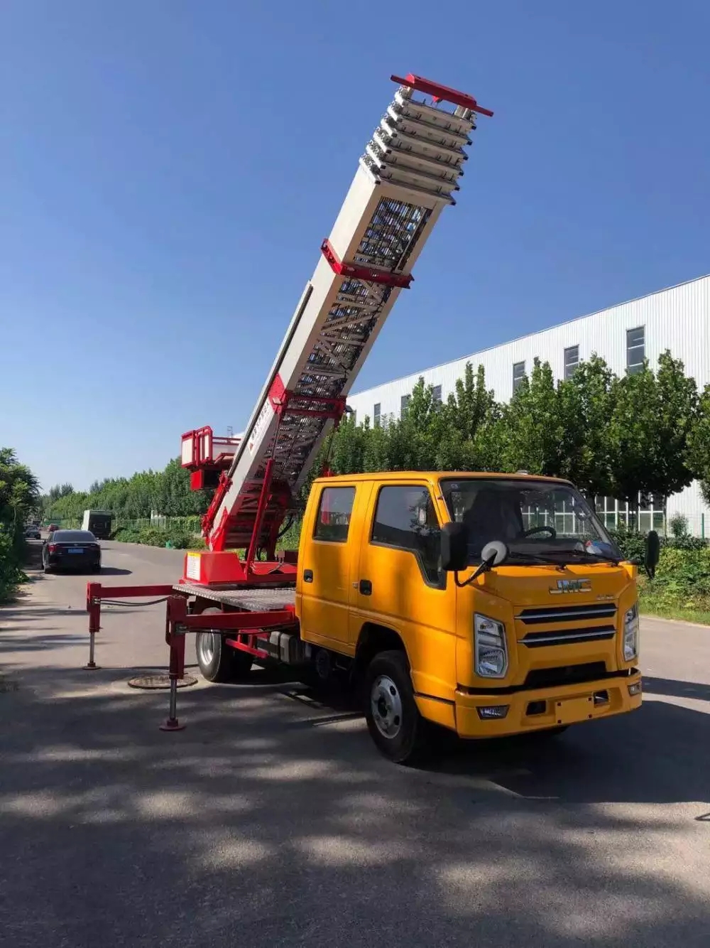 焦作附近的云梯车出租服务：轻松解决高空作业需求